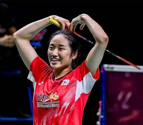 ▲ 올해 아시아선수권 여자단식 4강전은 역사를 완성하려는 세계 1위 최강자와 대업을 흔들려는 상승 가도의 19위 도전자 간 만남이다. 안세영(사진) 낭보에만 화제성이 몰려 있던 한국 배드민턴계에 흥미롭고 굵직한 관전포인트가 하나 더해졌다.