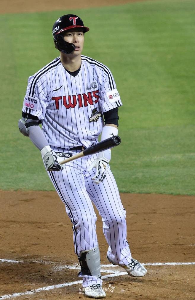 LG 트윈스 홍창기가 지난 2일 경기에서 헛스윙 삼진을 당하고 있다. /사진=김진경 대기자