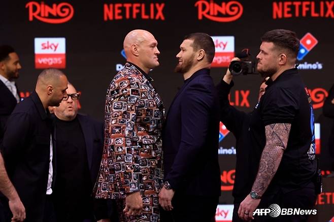 타이슨 퓨리(왼쪽)와 아슬란벡 마흐무도프. /AFPBBNews=뉴스1