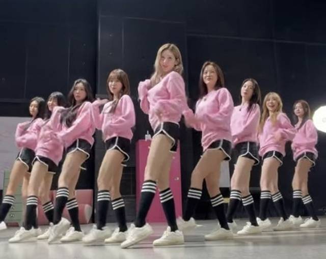 아이오아이. 사진l아이오아이 SNS 캡처