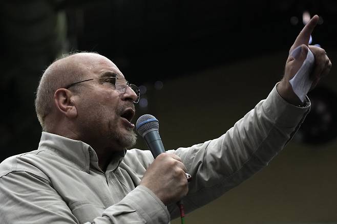 이란 최고국가안보회의는 “이란은 오직 10개항을 바탕으로, 그 세부 사항까지 협상에서 최종 확정될 때에만 전쟁 종식을 받아들일 것”이라고 주장했다. 사진은 모하마드 바게르 이란 국회의장. 뉴시스