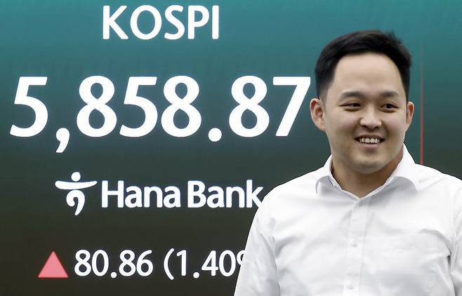 4월 10일 서울 중구 하나은행 딜링룸 전광판에 코스피 종가가 표시돼 있다. 이날 코스피는 전 거래일 대비 1.4% 오른 5858.87을 기록했다. 뉴스1