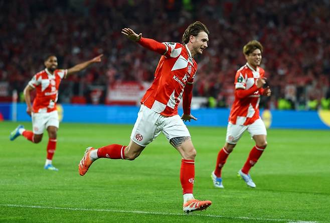 마인츠가 10일(한국시간) 독일 마인츠에 있는 메바 아레나에서 열린 스트라스부르(프랑스)와의 2025-2026시즌 유럽축구연맹(UEFA) 콘퍼런스리그 8강 1차전에서 2-0으로 승리했다. 이재성이 빠진 가운데 마인츠는 일본 국가대표 미드필더 사노 가이슈의 맹활약 속에 승리하며 4강 진출에 유리한 고지를 점했다. 이재성은 2월 독일 매체 '빌트'와 인터뷰에서 팀의 목표는 (콘퍼런스리그) 우승이다라며 우승에 대한 열망을 드러낸 바 있는데 동료들이 자신이 없는 가운데 더 높은 곳을 향하기 위한 발판을 마련해줬다. 연합뉴스