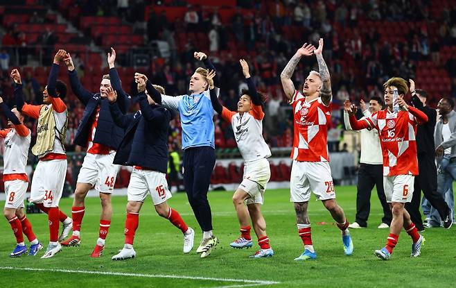 마인츠가 10일(한국시간) 독일 마인츠에 있는 메바 아레나에서 열린 스트라스부르(프랑스)와의 2025-2026시즌 유럽축구연맹(UEFA) 콘퍼런스리그 8강 1차전에서 2-0으로 승리했다. 이재성이 빠진 가운데 마인츠는 일본 국가대표 미드필더 사노 가이슈의 맹활약 속에 승리하며 4강 진출에 유리한 고지를 점했다. 이재성은 2월 독일 매체 '빌트'와 인터뷰에서 팀의 목표는 (콘퍼런스리그) 우승이다라며 우승에 대한 열망을 드러낸 바 있는데 동료들이 자신이 없는 가운데 더 높은 곳을 향하기 위한 발판을 마련해줬다. 연합뉴스