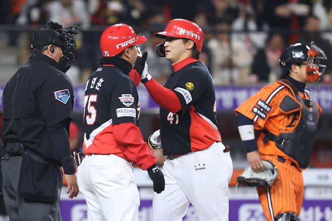 KIA 타이거즈가 선발 투수 제임스 네일의 퀄리티 스타트 쾌투와 홈런 세 방을 앞세워 한화 이글스와 올 시즌 첫 맞대결 승리를 가져갔다. KIA는 10일 대전 한화생명볼파크에서 2026 신한 SOL뱅크 KBO리그 한화전을 치러 6-5로 승리했다. 2연승을 달린 KIA는 시즌 4승7패, 3연승에 실패한 한화는 시즌 6승5패를 기록했다. 이날 4번타자로 나선 김도영이 홈런을 때렸다. 친정팀 원정 경기에서 등판한 김범수가 세이브를 챙겼다.