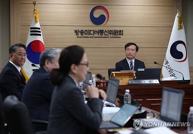 첫 전체회의하는 방미통위 (과천=연합뉴스) 이지은 기자 = 김종철 방미통위원장이 10일 정부과천청사에서 열린 방송미디어통신위원회 첫 전체회의에서 위원들의 발언을 듣고 있다. 2026.4.10 jieunlee@yna.co.kr