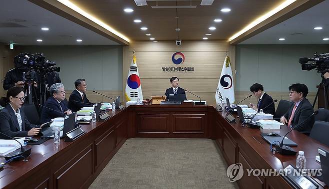 첫 전체회의하는 방미통위 (과천=연합뉴스) 이지은 기자 = 김종철 방미통위원장이 10일 정부과천청사에서 열린 방송미디어통신위원회 첫 전체회의에서 발언하고 있다. 2026.4.10 jieunlee@yna.co.kr