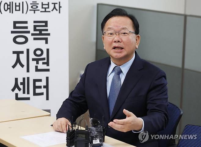 김부겸, 대구시장 예비후보 등록 (대구=연합뉴스) 김현태 기자 = 더불어민주당의 대구시장 후보로 확정된 김부겸 전 국무총리가 9일 오전 대구 서구 대구시선거관리위원회에서 오는 6월 3일에 치러지는 제9회 전국동시지방선거의 대구시장 예비 후보자로 등록하고 있다. 2026.4.9 mtkht@yna.co.kr