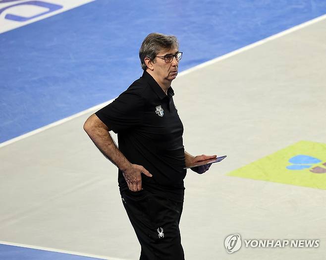 판독 결과 기다리는 필립 블랑 감독 (천안=연합뉴스) 이주형 기자 = 8일 천안 유관순체육관에서 열린 프로배구 챔피언결정전 4차전 현대캐피탈과 대한항공의 경기. 현대캐피탈 필립 블랑 감독이 비디오판독 결과를 기다리고 있다. 2026.4.8 coolee@yna.co.kr