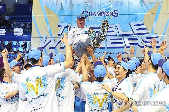 헤난 달 조토 감독 헹가래 (인천=연합뉴스) 임순석 기자 = 10일 인천 계양체육관에서 열린 프로배구 2025-2026 V리그 남자부 챔피언결정전 대한항공과 현대캐피탈 5차전 경기에서 승리하며 통합우승을 차지한 대한항공 선수들이 헤난 달 조토 감독을 헹가래 치고 있다. 2026.4.10 soonseok02@yna.co.kr