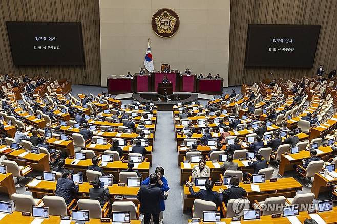 '전쟁 추경' 국회 본회의 통과, 정부 대표해 인사말 하는 김민석 총리 (서울=연합뉴스) 황광모 기자 = 김민석 국무총리가 10일 국회에서 열린 본회의에서 정부가 제출한 '26.2조' 규모의 추가경정예산 통과된 뒤 정부를 대표해 인사말을 하고 있다. 2026.4.10 hkmpooh@yna.co.kr