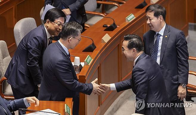 '26.2조' 전쟁 추경 국회 예결위 통과 (서울=연합뉴스) 황광모 기자 = 구윤철 부총리 겸 재정경제부 장관(오른쪽 위)과 박홍근 기획예산처 장관(오른쪽 아래)이 10일 국회에서 열린 예산결산특별위원회 전체 회의에서 정부가 제출한 '26.2조' 추가경정예산이 통과된 뒤 정성호 법무부 장관(왼쪽 아래), 최교진 교육부 장관과 인사하고 있다. 2026.4.10 hkmpooh@yna.co.kr