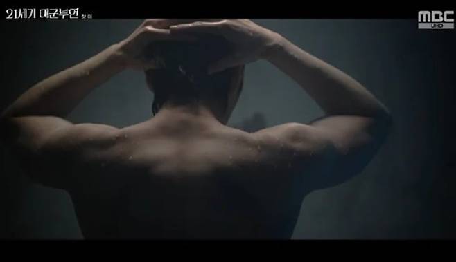 '21세기 대군부인'에서 변우석이 입헌군주제 세계관의 포문을 열었다./사진=MBC 방송 화면 캡처