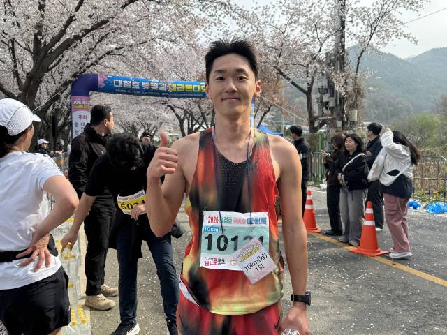 2026년 대청호 마라톤대회 미니코스에 참여한 김영광(32)씨가 11일 미니코스 남자 1위를 기록한 후 기념촬영을 하고 있다. 사진=권오선 기자