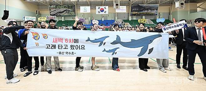 제38회 무등기 전국 배구대회가 11일 화순군 화순읍 하니움문화스포츠센터 외 보조경기장에서 개최됐다. 울산약수초등학교 선수단이 팻말을 들고 경기장으로 입장하고 있다. 양광삼기자 ygs02@mdilbo.com