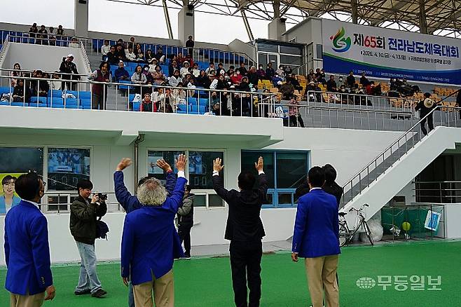 지난 10일 오후 구례공설운동장에서 열린 ‘제65회 전남도체육대회’ 개막식에서 김영록 더불어민주당 전남광주통합특별시장 경선 후보가 주민들에게 손을 흔들고 있다.