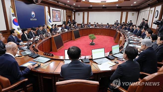 정부가 중동 전쟁에 따른 민생 충격을 완화하기 위한 26조2000억원 규모의 추가경정예산안을 국무회의에서 의결했다. /연합뉴스