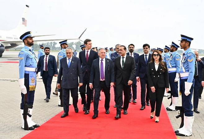 스티브 위트코프 미국 특사와 트럼프의 맏사위 재러드 쿠슈너가 11일(현지시간) 파키스탄 이슬라마바드에서 이란 측과의 평화회담 참석을 위해 도착한 뒤 아심 무니르 파키스탄 합참의장 겸 육군참모총장(원수)과 모하마드 이샤크 다르 파키스탄 부총리 겸 외교장관과 함께 이동하고 있다. (사진=로이터)