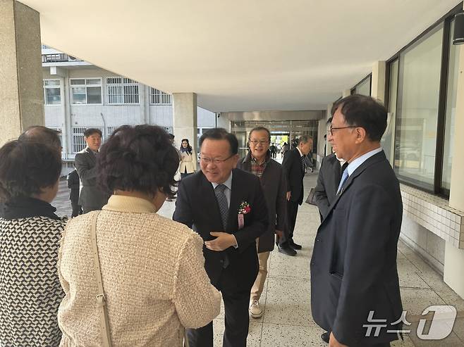 김부겸 더불어민주당 대구시장 예비후보가 11일 대구시 산격청사에서 열린 제107주년 대한민국 임시정부 수립 기념식에 참석해 시민들과 인사를 나누고 있다. (김부겸 희망캠프 제공. 재판매 및 DB 금지) 2026.4.11/뉴스1