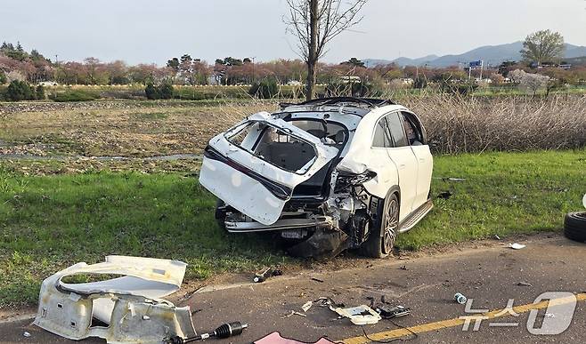 가드레일 충돌 후 5m 아래로 추락한 승용차 1대가 형체를 알아보기 어려울 정도로 파손돼 있다. (경북소방본부 제공. 재판매 및 DB 금지)