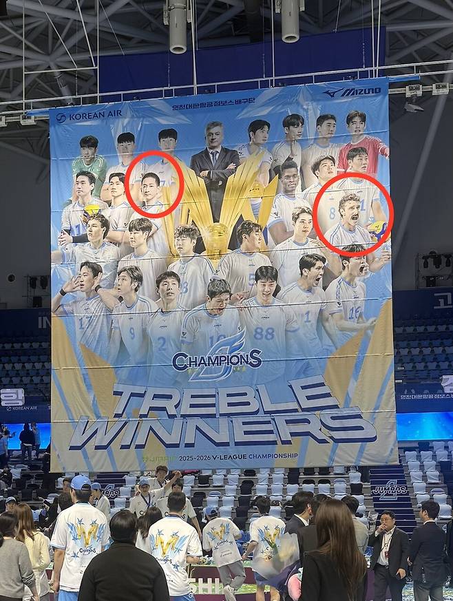 대한항공의 우승 기념 사진. 시즌 도중 팀을 떠난 료헤이와 러셀의 모습도 확인할 수 있다. /사진(인천)=강의택 기자