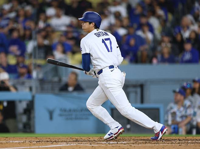LOS ANGELES, CALIFORNIA - APRIL 10: Shohei Ohtani #17 of the Los Angeles Dodgers reacts to his groundout during the third inning against the Texas Rangers at Dodger Stadium on April 10, 2026 in Los Angeles, California. Harry How/Getty Images/AFP (Photo by Harry How / GETTY IMAGES NORTH AMERICA / Getty Images via AFP)
<저작권자(c) 연합뉴스, 무단 전재-재배포, AI 학습 및 활용 금지>