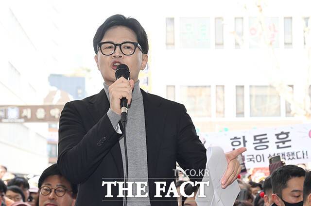 장동혁 국민의힘 대표가 오는 14일 미국을 방문하는 것을 두고 한동훈 전 국민의힘 대표가 "미국에 지방선거 표가 있냐"고 11일 지적했다. /박헌우 기자