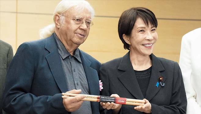 어릴적 우상 ‘딥 퍼플’ 만난 다카이치, 드럼 스틱 선물 다카이치 사나에(오른쪽) 일본 총리가 10일 도쿄 총리 관저에서 영국 록밴드 ‘딥 퍼플’의 드러머 이안 페이스에게 일본제 드럼 스틱을 선물했다. 다카이치 총리는 중학생 때 밴드 동아리에서 딥 퍼플의 곡을 연주할 정도로 열성팬이었다고 밝힌 바 있다. /AP 연합뉴스