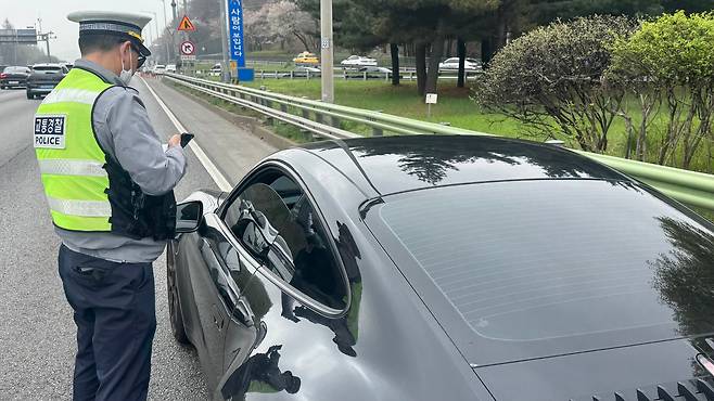 11일 오전 경부고속도로 버스전용차로 경찰 합동 단속에 적발된 차량이 위반 사실을 고지받고 있다. 이날 경찰은 2시간 동안 119건(승차정원 미준수 106건·차종 위반 13건)의 위반 차량을 적발했다. /김도균 기자