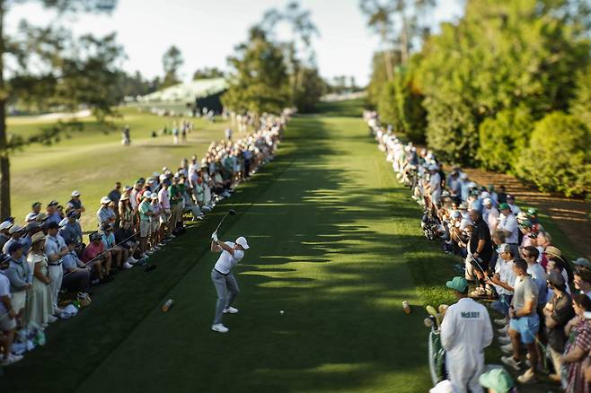 11일 미국 조지아주에서 열린 2026 마스터스 대회 2라운드 18번 홀에서 북아일랜드의 로리 매킬로이가 티샷을 하고 있다./EPA 연합뉴스