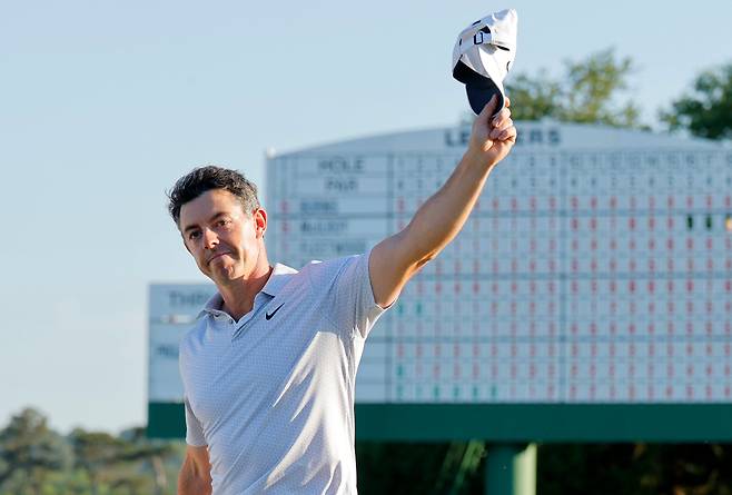 11일(한국시각) 북아일랜드의 로리 매킬로이가 2라운드 18번 홀을 끝내고 관중에게 인사하고 있다./로이터 연합뉴스