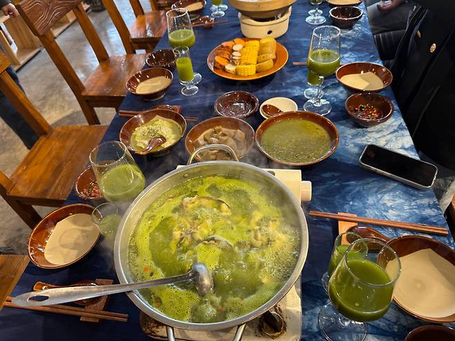 중국 구이저우성 퉁런시내 한 식당에서 제공된 말차 요리와 말차주류. /서일원 기자