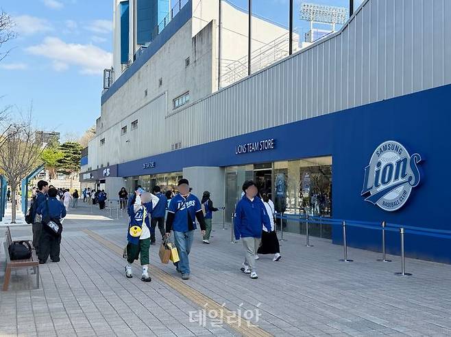 현장에서 만난 유권자들의 목소리는 세대별로 뚜렷한 온도 차를 보였다. 특히 2030 세대와 일부 중장년층 사이에서는 "이번엔 인물을 보고 바꿔보자"는 실용주의적 기류가 감지됐다. 사진은 대구 삼성라이온즈파크. ⓒ 데일리안 김수현 기자