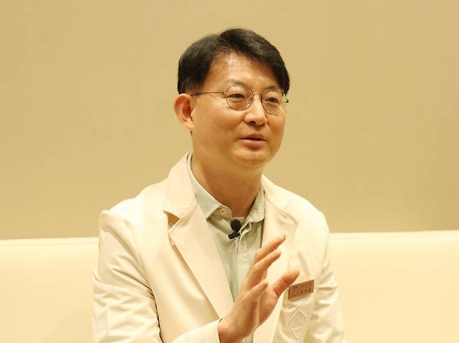 한주용 삼성서울병원 순환기내과 교수는 심장동맥이 70% 이상 막히면 스텐트 삽입술을 고려해야 한다고 말한다. 한 교수는 “심혈관 질환은 유전적 요인보다 생활 습관으로 인해 더 많이 발생하기 때문에 식습관을 개선하고 꾸준히 운동하는 게 가장 좋은 예방법”이라고 강조했다. 삼성서울병원 제공