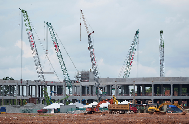 말레이시아 조호르주 세데낙 테크 파크에서 건설 중인 데이터센터 건물. 싱가포르와 1km밖에 떨어지지 않은 조호르주는 동남아시아의 새로운 데이터센터 중심지로 떠오르고 있다. AP 뉴시스