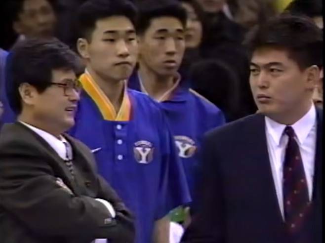 “박 코치, 연습한 대로 경기가 잘 풀려 간다.” 1996~1997 농구대잔치 결승전에서 연세대 선수들 경기 모습을 지켜보고 있는 최희암 감독(왼쪽)과 박건연 코치. KBS 유튜브 캡쳐