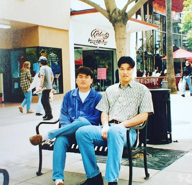 박건연 전 연세대 농구부 코치(왼쪽)와 그의 역대급 제자 서장훈(오른쪽)의 연세대 시절 한때. 참 많은 추억이 있다. 박건연 제공