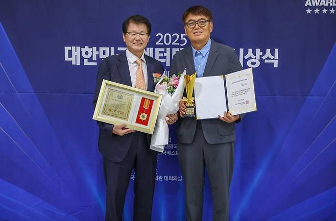 3대3 농구 발전에 기여한 공로로 ‘2025 제24회 베스트 브랜드 어워즈’ 대상을 수상한 최희암 감독과 박건연 코치. 박건연 제공