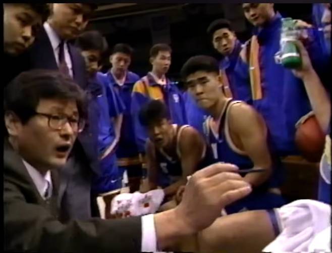 작전판 앞에는 감독이, 벤치 뒤에는 코치가 있었다. 그 사이에는 둘만 통하는 농구 인생의 패스가 오갔다. 최희암 감독(앞줄 왼쪽)의 작전 지시를 경청하는 박건연 코치(뒷줄 왼쪽에서 두 번째). KBS 유튜브 캡쳐