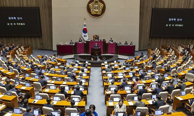 김민석 국무총리가 10일 국회에서 열린 본회의에서 정부가 제출한 26.2조 규모의 추가경정예산 통과된 뒤 정부를 대표해 인사말을 하고 있다. 연합뉴스