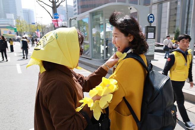 4.16세월호참사가족협의회, 4월16일의 약속 국민연대가 11일 오후 서울 중구 남대문 앞에서 주최한 ‘세월호참사 12주기 기억약속 시민대회’에 시민들이 참여하고 있다. 정용일 선임기자 yongil@hani.co.kr