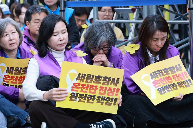 4.16세월호참사가족협의회, 4월16일의 약속 국민연대가 11일 오후 서울 중구 남대문 앞에서 주최한 ‘세월호참사 12주기 기억약속 시민대회’에 10.29이태원참사 유가족이 참석하고 있다. 정용일 선임기자 yongil@hani.co.kr