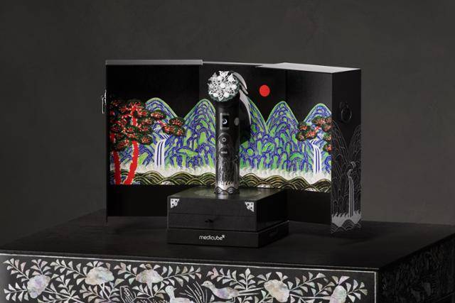 에이피알은 지난해 10월 경북 경주시에서 개최된 '2025년 아시아태평양경제협력체(APEC) 정상회의'에서 각국 정상 배우자에게 '부스터 프로 일월오봉도 에디션'을 기념품으로 전달했다. 국립중앙박물관과 협업해 '일월오봉도'를 자개 장식풍 등으로 새겨 넣은 게 특징이다. 에이피알 제공