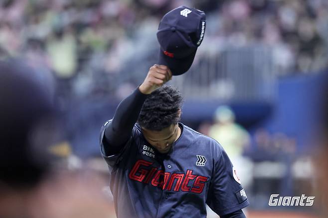 10일 고척 키움전 8회를 막아낸 뒤 마운드를 내려가며 모자 벗어 인사하는 로드리게스. 롯데 제공