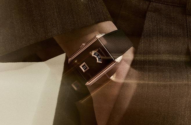 미니멀한 디자인, 수직의 둥근 주름, 공기역학적 선이 돋보이는 2026년 오데마 피게의 대표 신제품 '네오 프레임 점핑 아워'. 1929년에 출시된 전신 모델 1271의 특징적인 요소들을 재해석했다. 사진 오데마 피게