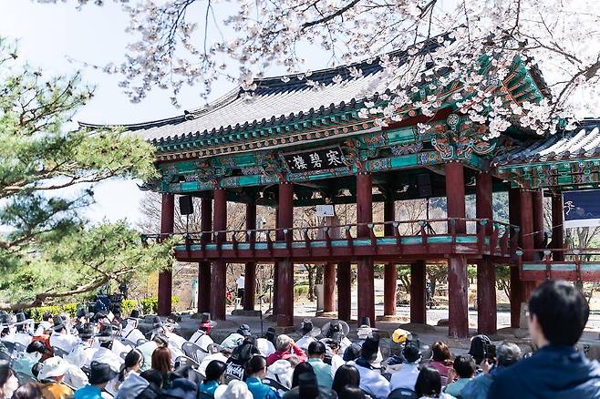 지난 8일 충북 제천시 청풍면 한벽루에서 '퇴계 선생 마지막 귀향길 재현행사'에 참여한 참가자들이 공연을 감상하고 있다. 사진 안동시