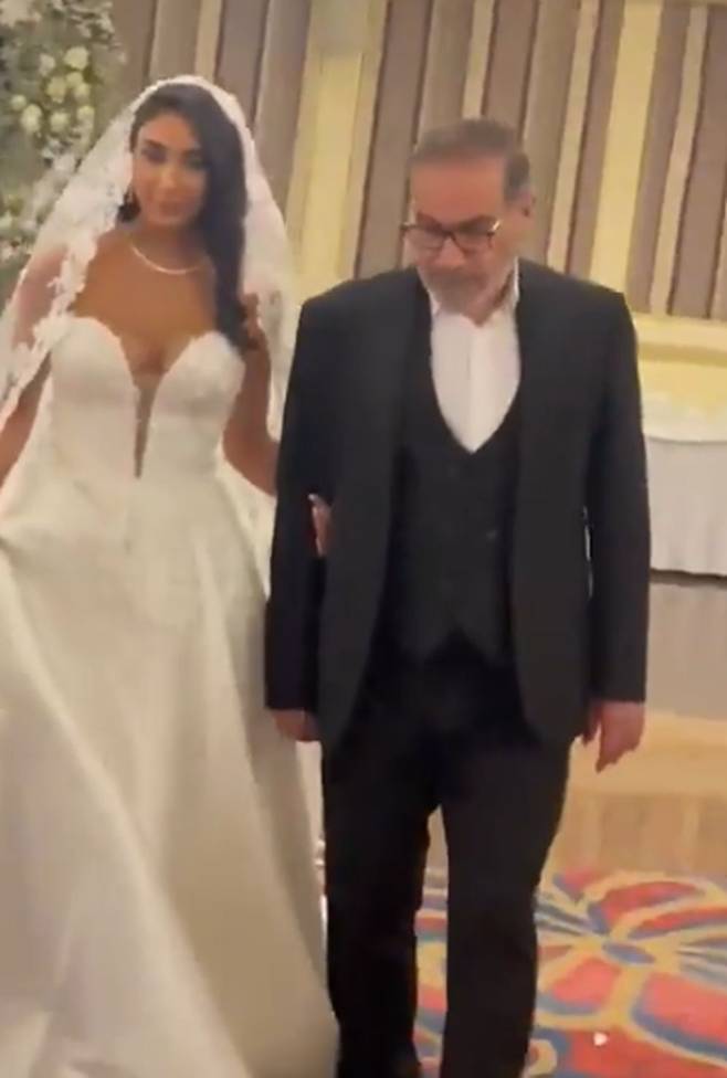 지난해 10월 이란 수도 테헤란의 한 고급 호텔에서 열린 알리 샴카니 전 이란 국가안보회의 사무총장(오른쪽) 딸의 결혼식. 사진 X(옛 트위터) 캡처