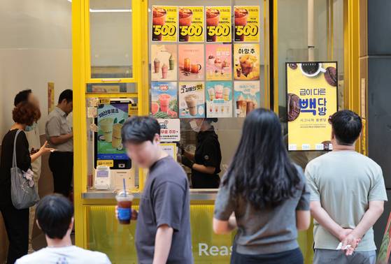 지난해 6월 서울 시내의 한 빽다방 매장 앞에 할인 안내문이 붙어있다. 기사와 직접적인 관련 없음. 사진 연합뉴스