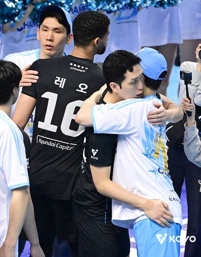 대한항공의 우승을 축하하는 현대캐피탈 선수들. 사진 한국배구연맹