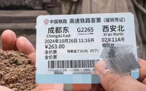 중국 소셜미디어 샤오훙슈에 올라온 제갈량 사당 무후사에서 시안행 열차표와 시안의 흙 한 줌을 들고 찍은 사진. 제갈량이 북벌을 이루지 못한 것에 대한 위로의 의미가 담겨 있다.